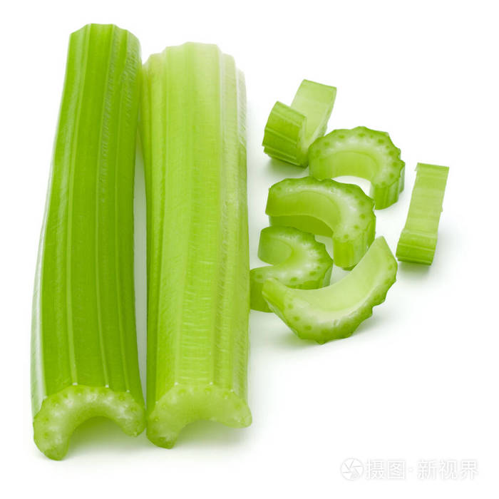 芹菜茎束孤立的om白色背景削减