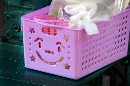 带笑脸的粉色趣味塑料盒图片