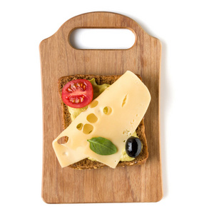 敞面乳酪三明治夹在木制餐盘上图片