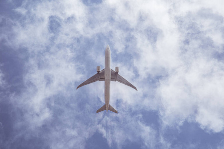 蓝天上有云的飞机。在空中环游世界