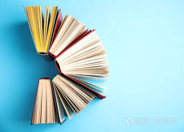 精装书浅蓝色背景平放文本空间