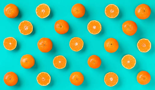 新鲜的柑橘片在蓝色背景上的水果图案。佛罗里达州
