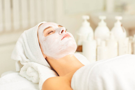 在美容院用化妆品面膜进行面部皮肤治疗。
