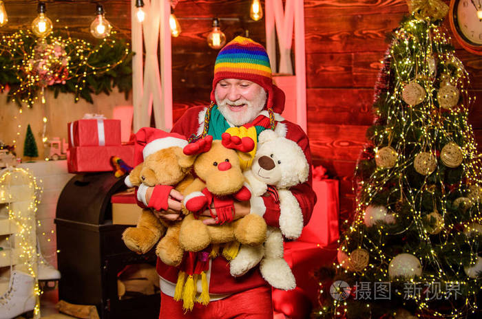 快乐的圣诞老人拿着玩具.每个人都有泰迪熊.大胡子男人喜欢玩具熊.