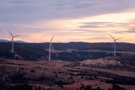 电力生产用风车。景观与涡轮绿色能源电力。