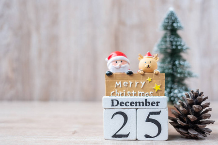 12月25日带有圣诞装饰的日历，雪人，圣诞老人