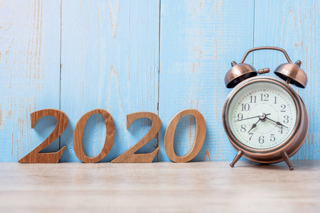 2020年新年快乐，带复古闹钟和木制数字。N