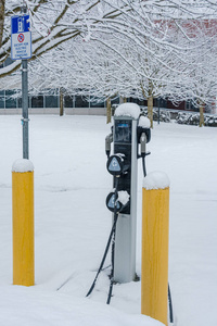 白雪背景下零排放汽车电动汽车充电站