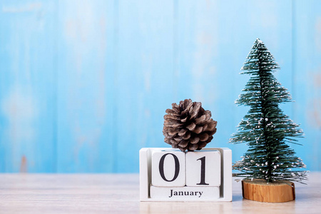 新年快乐，用木制日历迎接一月。t
