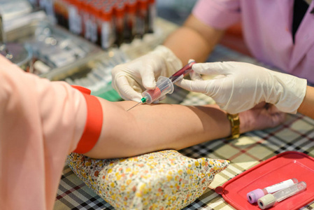 临床带血样试管的化验员年轻的实验室助理在医院化验血样医生采血化验