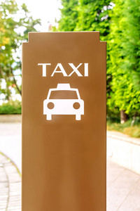 日本旅游区的出租车停靠标志，带有出租车标志