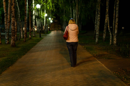 夜晚图片马路 一个人图片