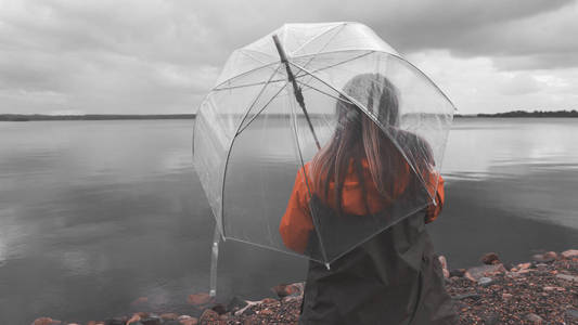 撑伞游公园的女孩天气不好时在湖边撑伞的女孩照片