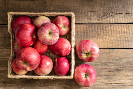 苹果躺在木板上，成熟的红色水果