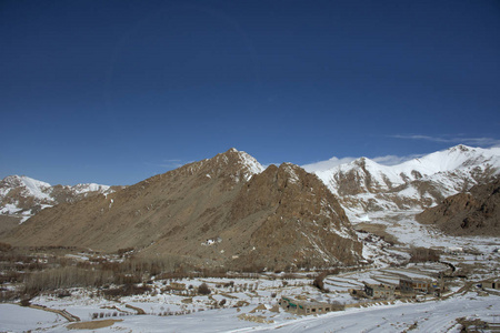 从Hi的Khardung La路看Leh Ladakh村的景观