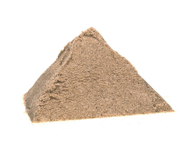 白色背景上孤立的沙子照片