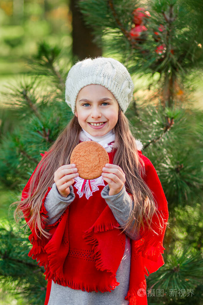 可爱的女孩在圣诞树上吃圣诞饼干寒假与人的观念