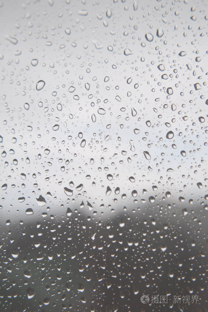 雨点落在窗户上雨天