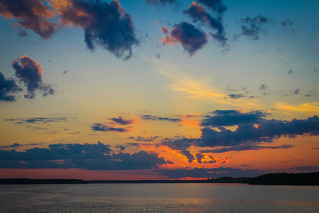 河上的夕阳。美丽的风景，夕阳