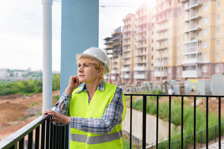 在家里建筑工地工作的女建筑工人