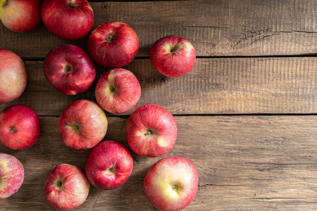苹果躺在木板上，成熟的红色水果