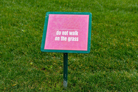 草地警告标志