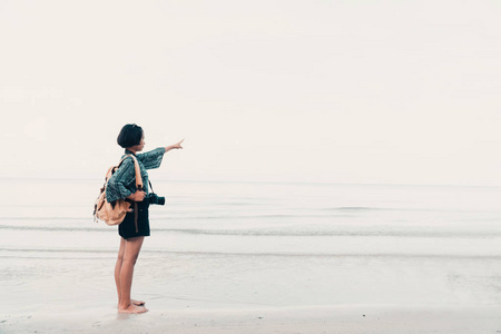 女孩 夏天 假日 美丽的 天空 享受 旅行者 乐趣 闲暇