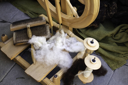 在纺车上纺羊毛