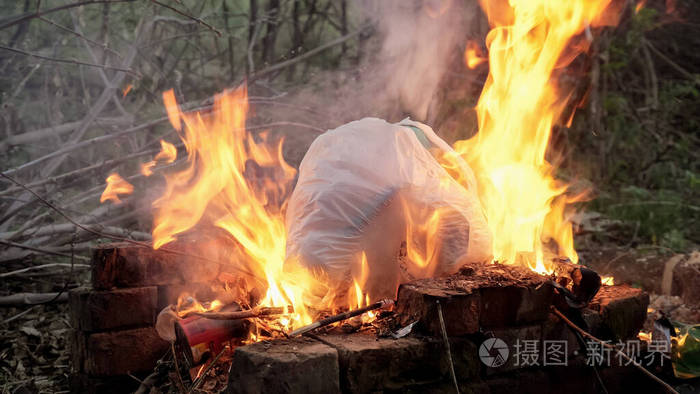 火焰燃烧和烟雾燃烧的塑料垃圾对空气造成污染