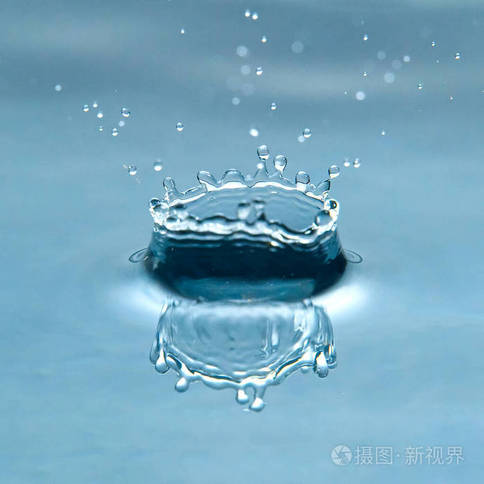 水滴在水面上美丽的飞溅宏观照片