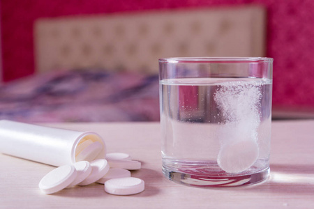 桌上有一把药.卧室里的床背景模糊.病毒性疾病的治疗.