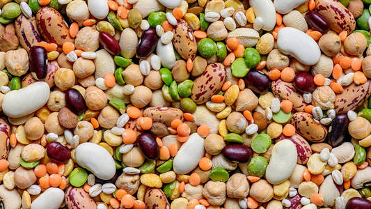 各种干豆类和谷类的彩色背景。