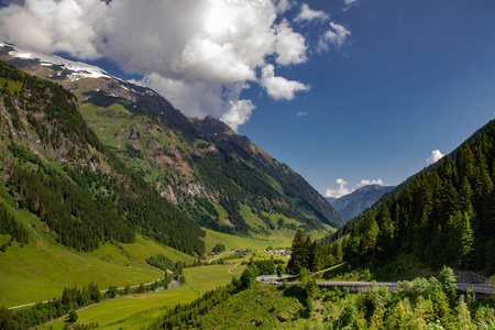 山中美丽的景色。一条供登山者和徒步旅行者使用的小径，可以俯瞰阿尔卑斯山的顶峰。