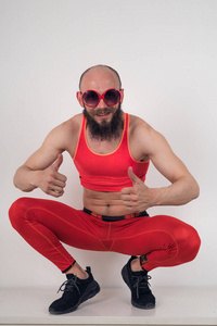 帅哥紧身裤激凸一个穿着紧身运动服坐在白色背景上的帅哥竖起大拇指