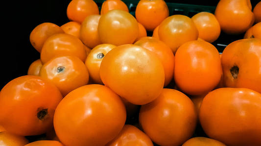 美味的红番茄。夏季农家菜市场农家菜满是有机蔬菜可以作为背景。选择性聚焦