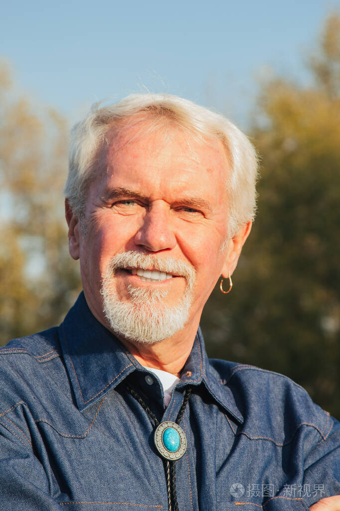 梦幻般的祖父表达积极的情绪秋天公园里快乐的老帅哥的画像