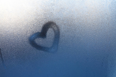 美女图片爱死用水滴在镜子上画一个心形,用背景图片来表达爱.照片