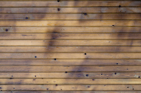棕色木屋墙