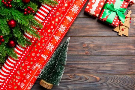 圣诞背景的俯视图，由杉树卷包装纸和其他装饰物制成的木质背景。带复印空间的新年假期概念