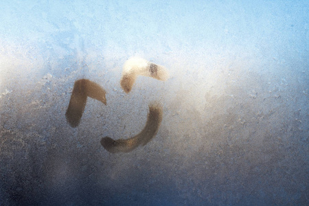 简画窗户枫叶笑脸画在有雾的窗户玻璃上照片