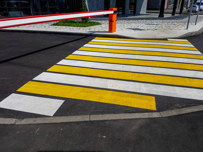 人行横道上的白色和黄色条纹.照片