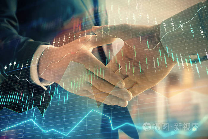 两个商人握手的城市景观背景下的金融图形的双重曝光股票市场交易的