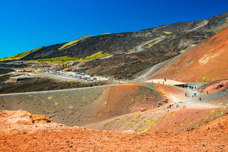 从著名的西西里火山埃特纳火山Mount Etna的一个火山口边缘俯瞰美丽的风景