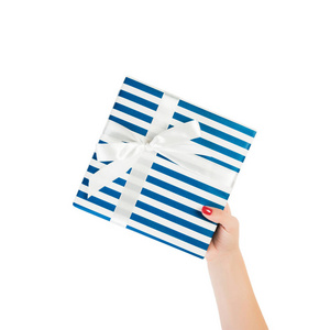 女人会用蓝色的纸和白色的丝带送给圣诞礼物或其他节日礼物。白色背景，顶视图。感恩节礼品盒概念