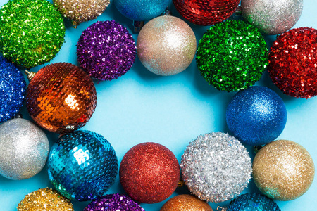 彩色背景上装饰球框架的俯视图。圣诞玩具概念与空空间为您的设计