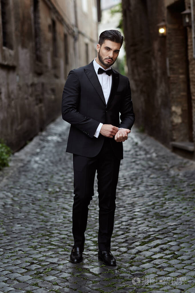 一身古典西服的商人在罗马有亭子