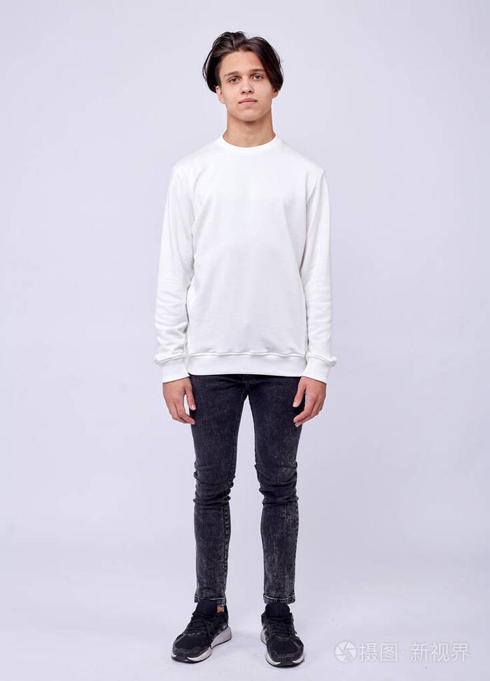 一名男子穿着白色t恤背景为白色