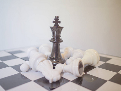 一个黑棋王最后作为一个真正的赢家站在棋盘上，挑战企业战略规划到成功的理念