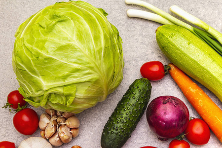 各种新鲜有机蔬菜。食物烹饪石背景。健康素食主义者素食主义者饮食理念，特写。