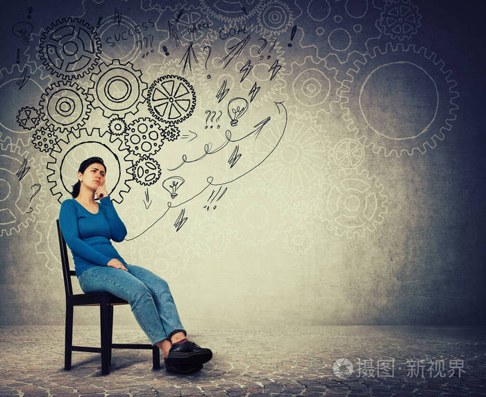 坐在椅子上的女人把手放在下巴下若有所思